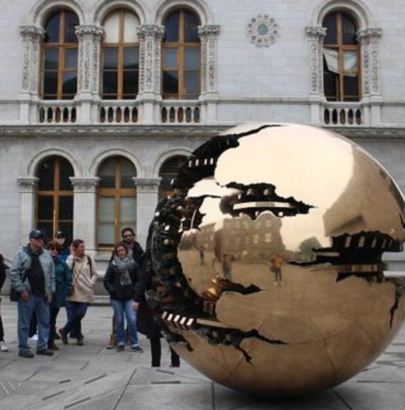 Dublin Book of Kells, Castle and Molly Malone Statue Guided Tour