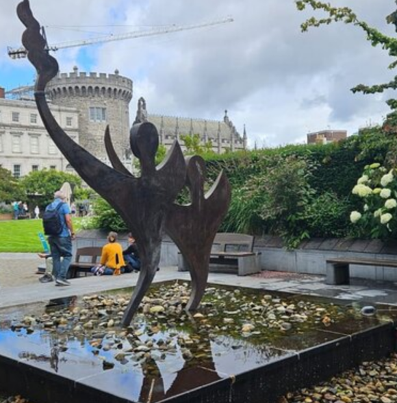 Dublin Book of Kells, Castle and Molly Malone Statue Guided Tour